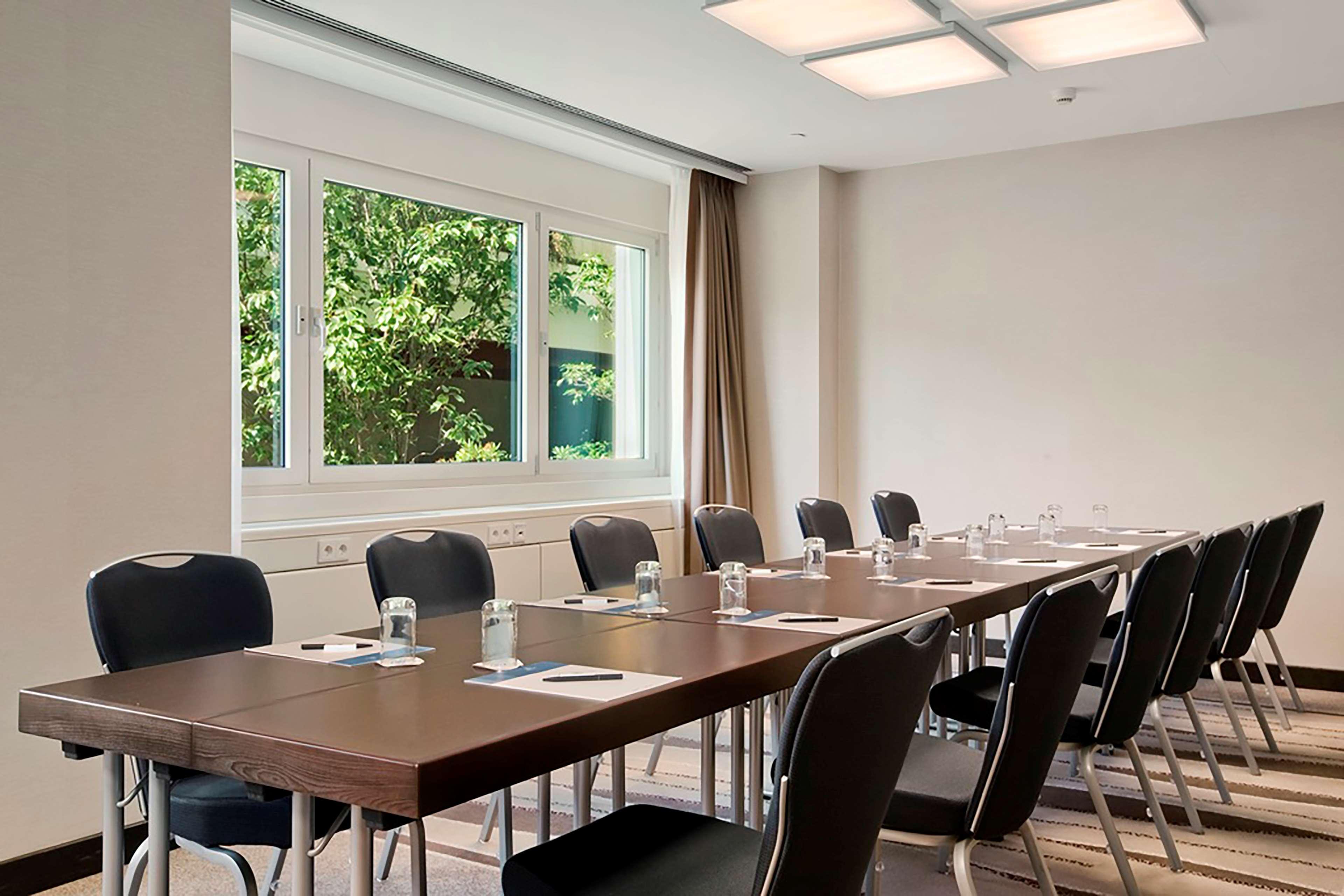 Hotel Hilton Danube Waterfront 4*
