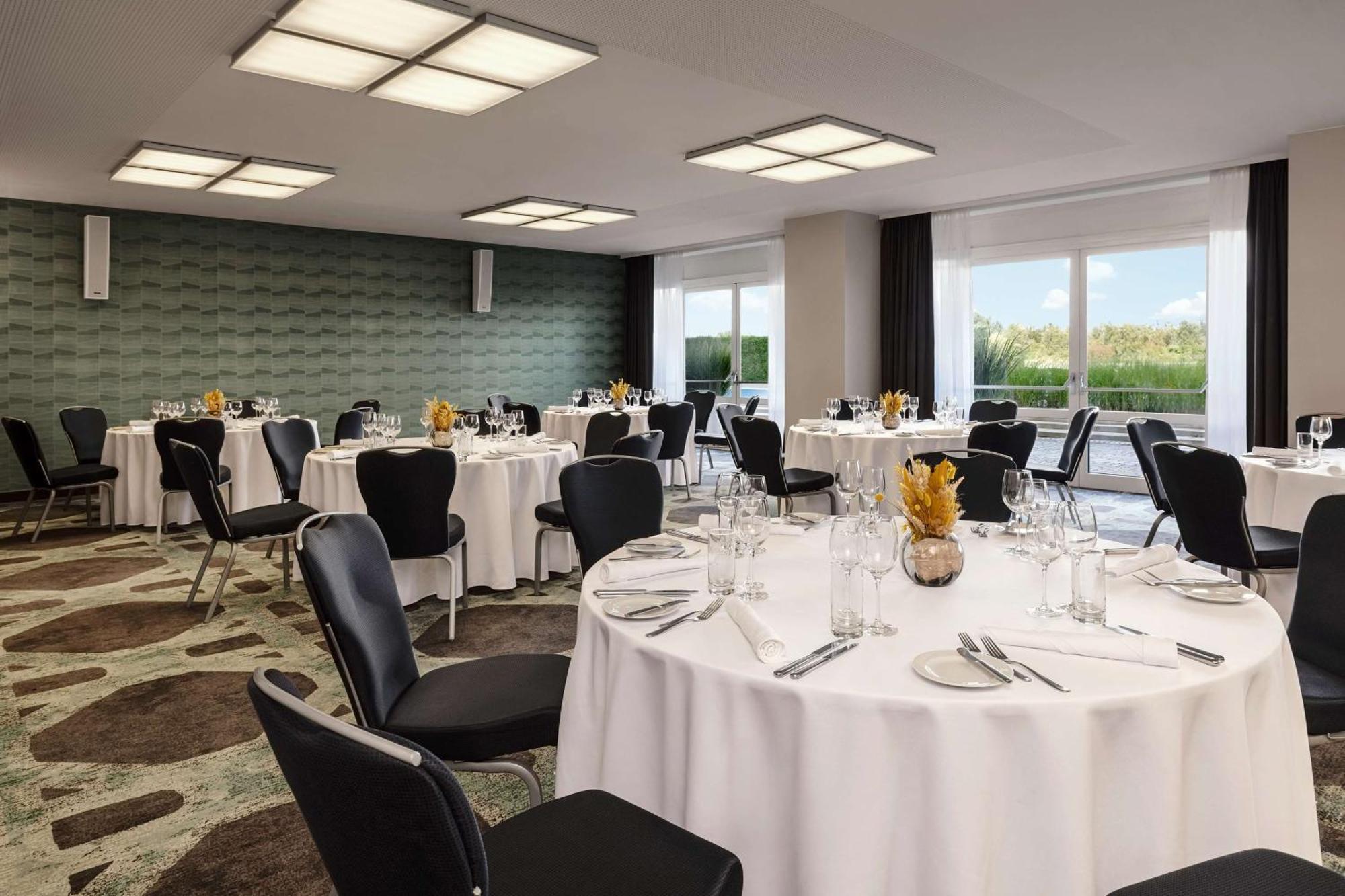 Hotel Hilton Danube Waterfront 4*